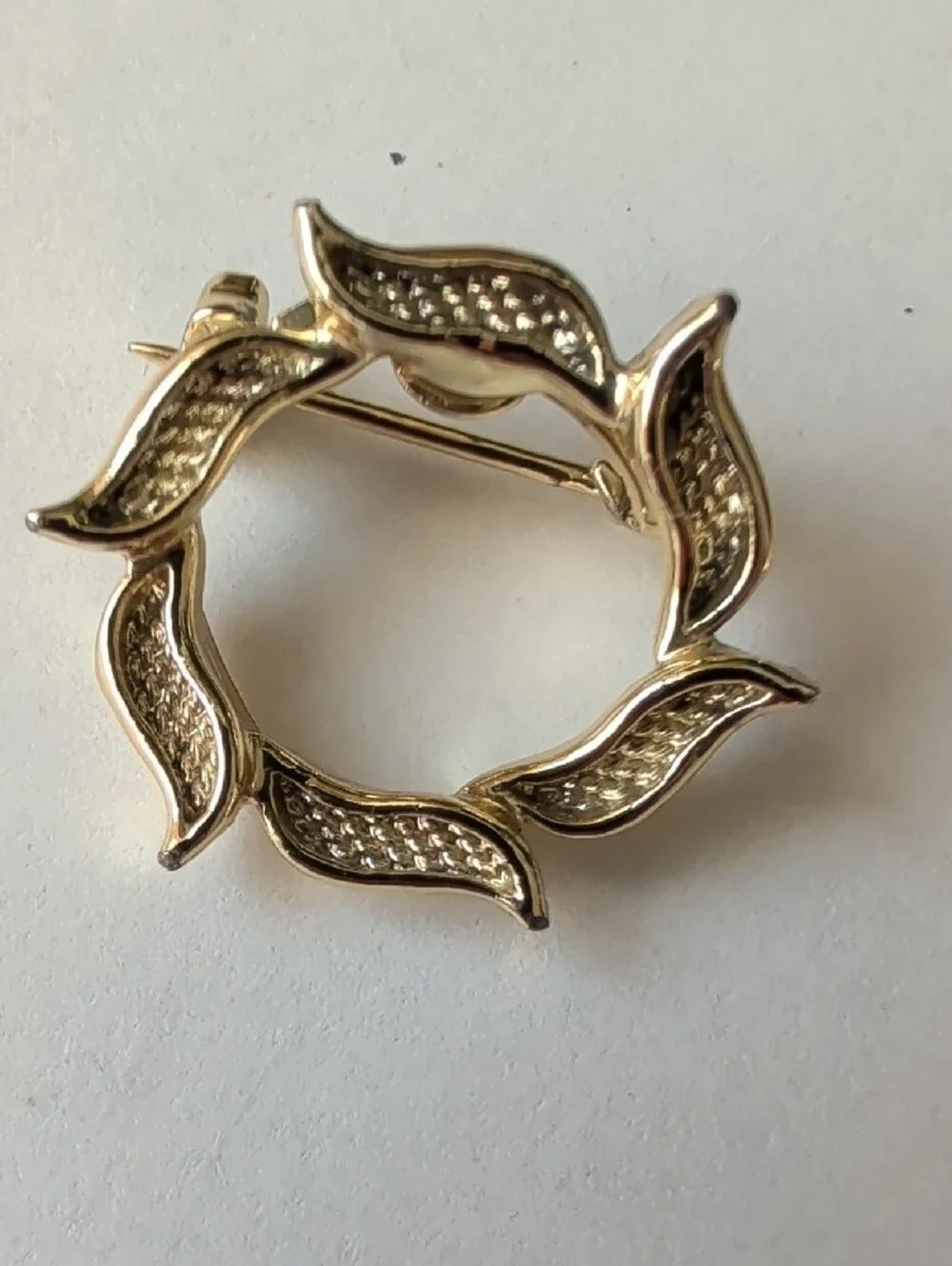 Vintage Gold Tone Leaf Wreath Brooch